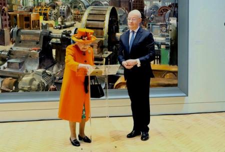 Королева Елизавета II впервые сделала пост в Instagram