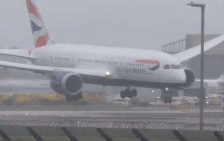 В Британии ураган снес самолет во время посадки 