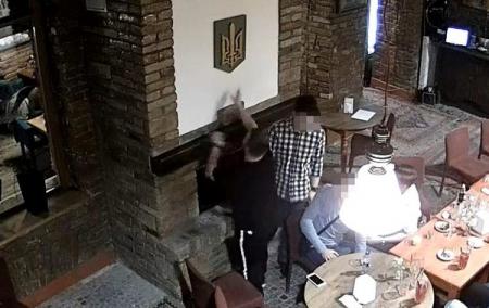 СБУ выдворила поляка, который сжег герб Украины в камине ресторана