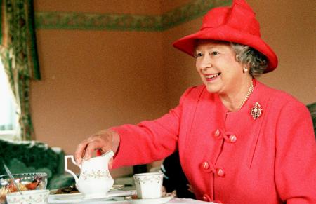 Королева Великобритании объявила войну пластиковой посуде