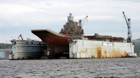 В Мурманске при ремонте авианосца Адмирал Кузнецов затонул плавучий док 