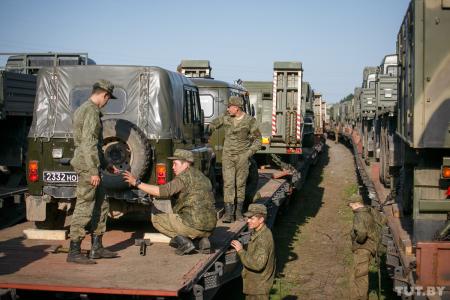 Россия вывела малую часть военных из Беларуси - Муженко