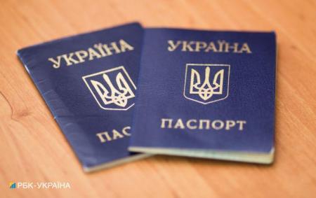 З українських паспортів старого зразка хочуть прибрати російську мову