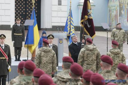 Украинские десантники сегодня заменили голубые береты на темно-бордовые - Порошенко