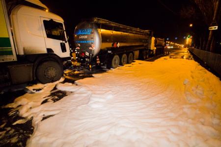 В Днипре из-за ДТП на дорогу вылилось 30 тонн дизтоплива