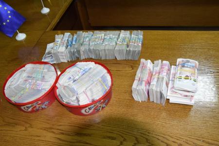 Из Украины хотели вывезти «в конфетах» 100 тысяч фунтов стерлингов и 400 тысяч злотых