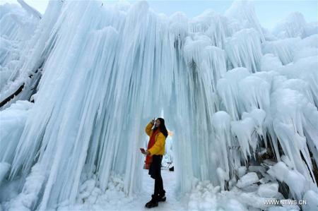 Зимняя сказка: в Поднебесной замерзли водопады