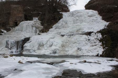 Один из самых известных водопадов Украины замерз