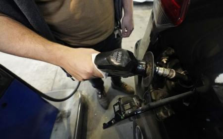 Найближчим часом вартість пального на українських АЗС приємно здивує водіїв – експерт