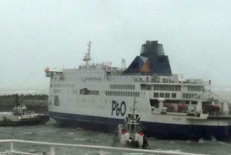 В порту Франции из-за ветра сел на мель паром с более 300 людьми