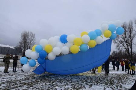 В День соборности Украины над Луганском запустили огромный флаг