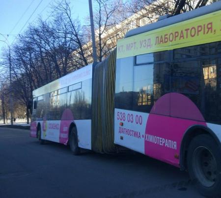 В Киеве троллейбус переломился пополам