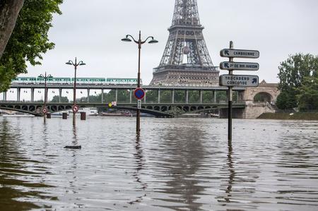 Наводнение в Париже: вода может подняться на 6 метров, музеи закрыты