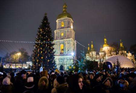 В Киеве зажгли огни на главной елке страны