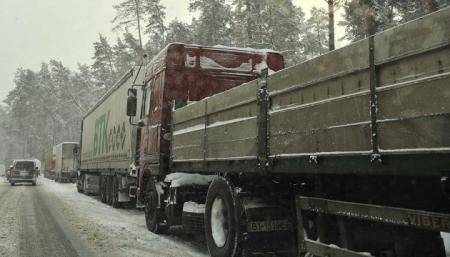 Киев ограничил въезд грузовиков и фур из-за снега