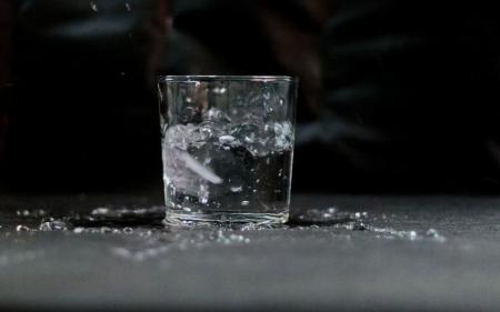 Вчені розвінчали міф про 8 склянок води, які необхідно обов’язково випити на день