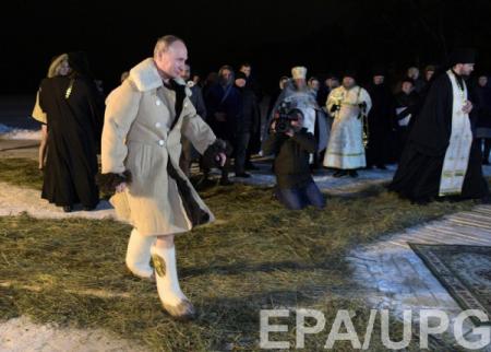 Путин залез в прорубь на Крещенские купания