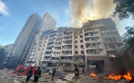 Росія знову вдарила ракетами по Києву: у ДСНС показали наслідки обстрілу житлового будинку