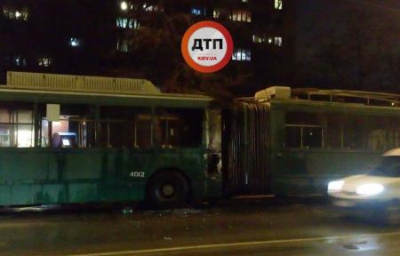 В Киеве загорелся троллейбус с пассажирами