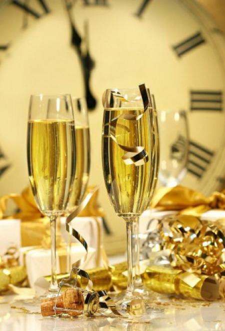 Лучшие идеи закусок к шампанскому в новогоднюю ночь.