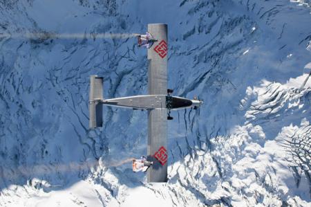 В Альпах экстремалы прыгнули со скалы и залетели в самолет