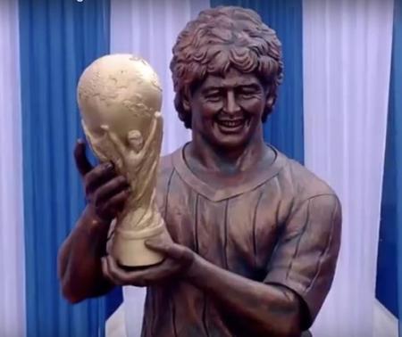 Марадоне поставили статую, которая еще хуже чем бюст Рональду