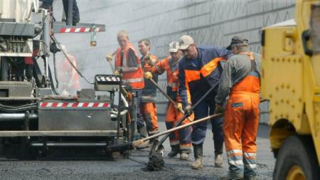 Украина через год сможет вложить 50 миллиардов в ремонт дорог - Омелян