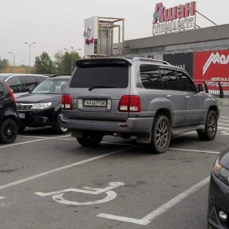 В Киеве заметили автохама занявшего парковку для инвалидов