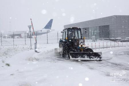Аэропорт Киев (Жуляны) из-за снегопада передал часть рейсов в Борисполь