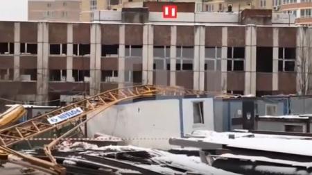 В Москве на стройплощадке рухнул 20-метровый башенный кран