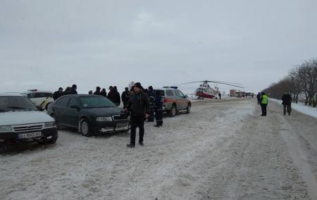 Вертолет главы Нацполиции Украины сел на трассу и заблокировал движение