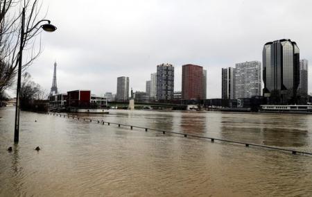 В Париже уровень воды в Сене достиг пика