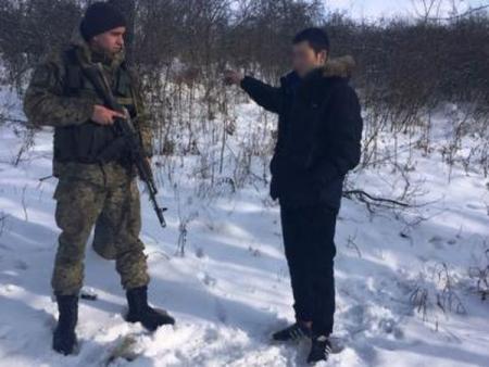 Замерзший россиянин пересек границу Украины и попросил статус беженца