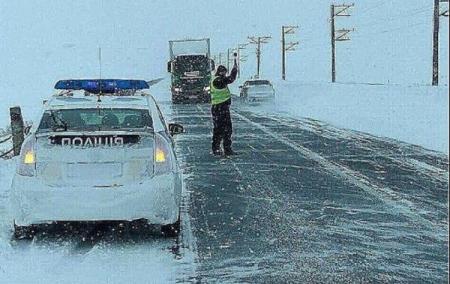 Полиция призывает водителей ограничить поездки из-за снегопадов