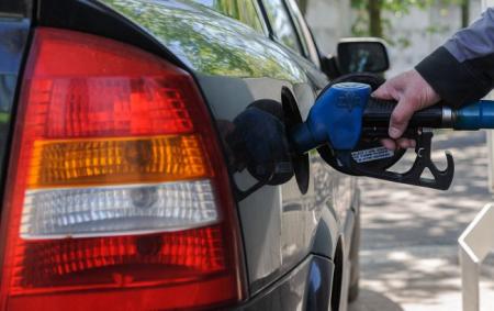 Ціни падають: скільки коштують бензин та дизель на АЗС