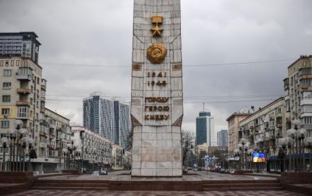 У Києві з двох радянських пам'ятників зняли статус охоронних. Це дозволить їх знести