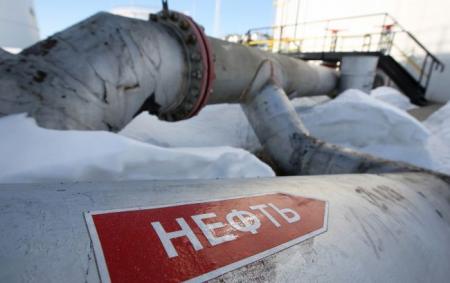 Ціна російської нафти за рік впала майже вдвічі