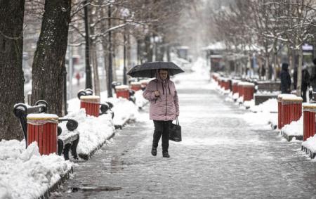 Сніг з дощем, але до +9. Синоптики дали прогноз на сьогодні