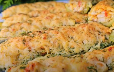 Кабачкові човники з куркою та сиром: рецепт легкої вечері для літнього вечора