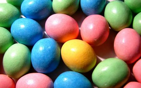 Як зробити різнокольорові яйця за допомогою натуральних барвників
