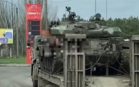 “Друга армія світу” здивувала танками, які везуть на фронт