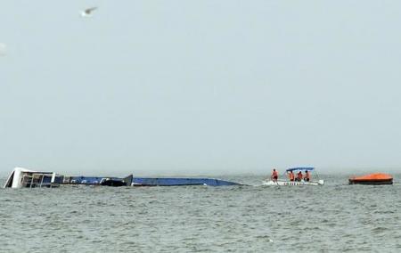 У побережья Филиппин перевернулся паром с 251 пассажиром на борту