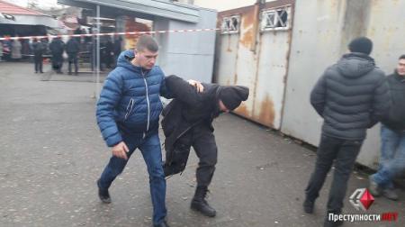 Стрельба и взрывы в Николаеве: 18 человек напали на рынок