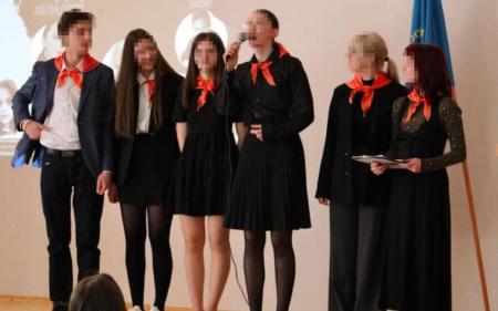У Мережі спалахнув скандал через вбрання київських школярів, у МОН відреагували