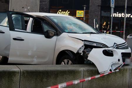 В Германии автомобиль въехал в толпу: пострадали 6 человек