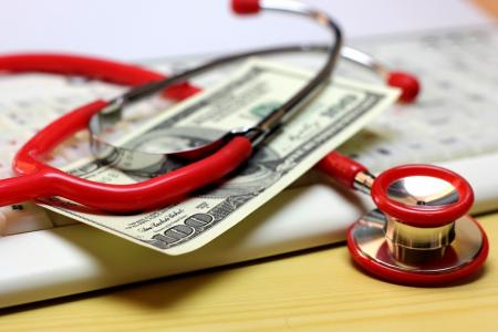 Дорогая медицина: как разворовывают бюджетные деньги на закупках медоборудования