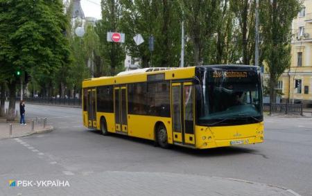 У Києві на поминальні дні запустять додаткові автобуси до кладовищ: список маршрутів
