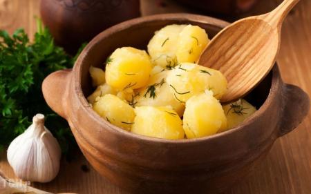 Молода картопля в сметанному соусі із зеленню і часником