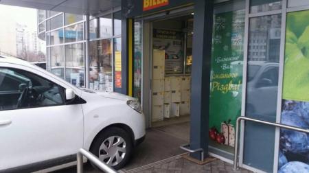 В Киеве «герой парковки» перекрыл вход в супермаркет