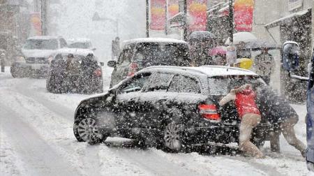 Харьковщину замело снегом, ожидаются метели и ветер до 30 м/с